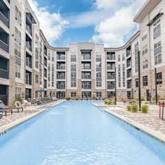 Grandview Apartment: Shops, Restaurants Nearby!