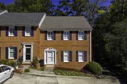 Executive 3-Bed Townhouse w/ 2-Car Garage - Image 2
