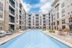 Luxury Apartment - Pool, Restaurants & Shopping