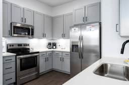 Luxury Apartment - Pool, Restaurants & Shopping