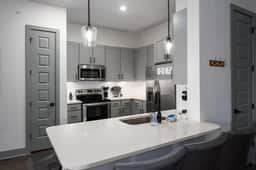 Luxury Apartment: Pool, Near Grandview Medical