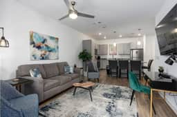 Oak Mountain Retreat: Pool, Gym & Balcony