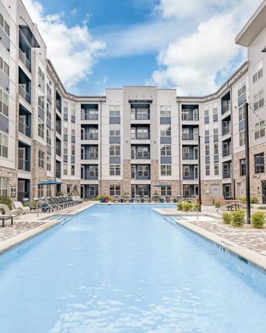 Community pool and courtyard at the Grandview apartments in Birmingham