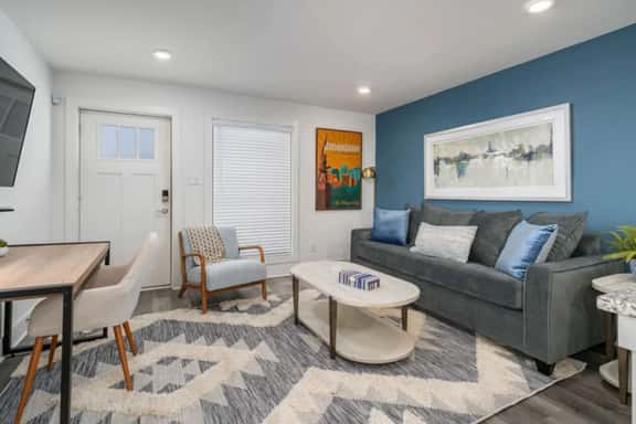 Highland Park Apt w/ Skyline Views + Parking - Image 1