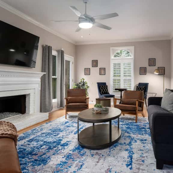 Executive 3-Bed Townhouse w/ 2-Car Garage - Image 1