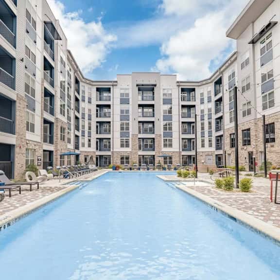 Grandview Apartment: Shops, Restaurants Nearby! - Image 1