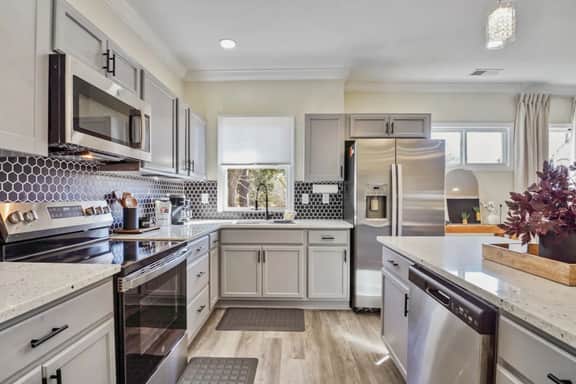 Beautiful Historic Home | Sleeps 16 | Amphitheater