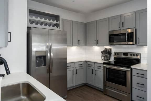 Birmingham Luxury: 2BR Apartment w/ Pool & Gym
