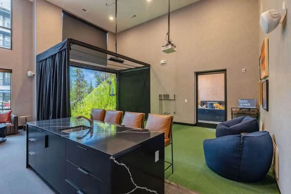 Birmingham Luxury: 2BR Apartment w/ Pool & Gym