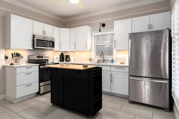 Executive 3-Bed Townhouse w/ 2-Car Garage