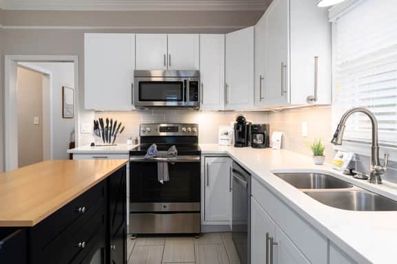 Executive 3-Bed Townhouse w/ 2-Car Garage