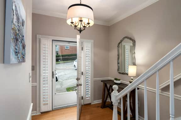 Executive 3-Bed Townhouse w/ 2-Car Garage