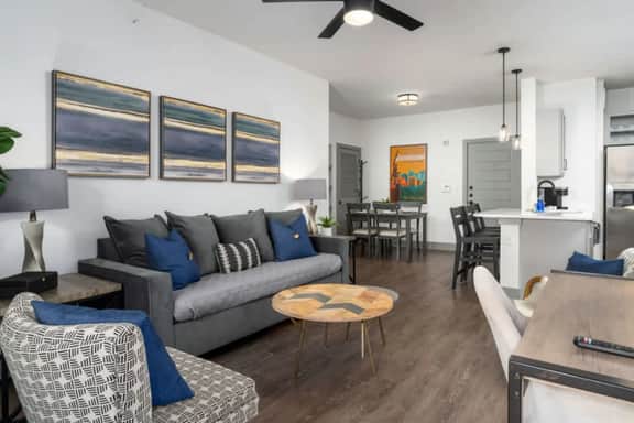 Grandview Apartment: Shops, Restaurants Nearby!