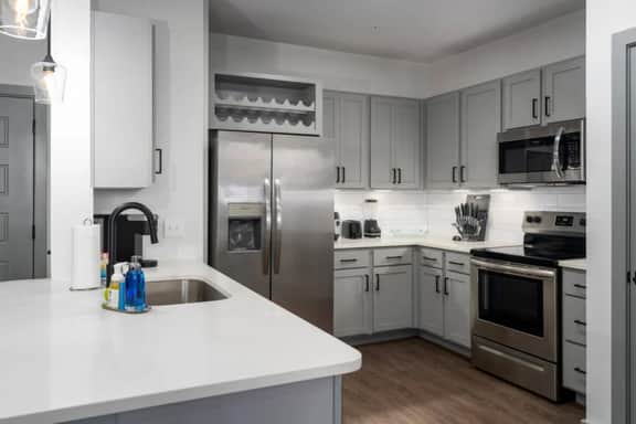 Grandview Apartment: Shops, Restaurants Nearby!