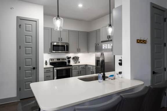 Luxury Apartment: Pool, Near Grandview Medical