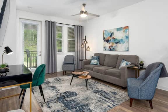 Oak Mountain Retreat: Pool, Gym & Balcony