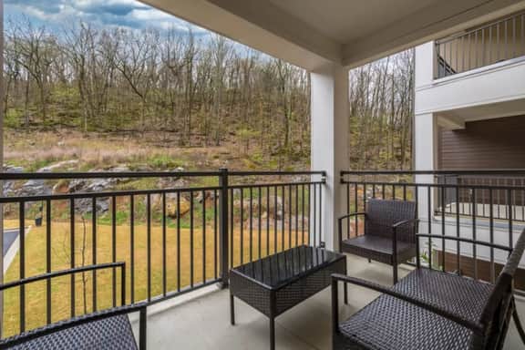 Stylish Stay Off I-65 • Pets Welcome!