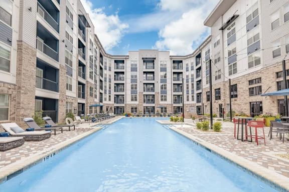 Birmingham Luxury: 2BR Apartment w/ Pool & Gym
