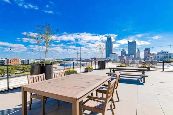City Center Apartment - Free Parking & Great Views - Image 1