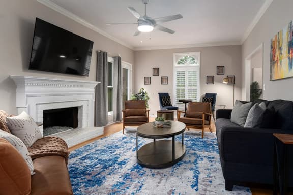 Executive 3-Bed Townhouse w/ 2-Car Garage - Image 1