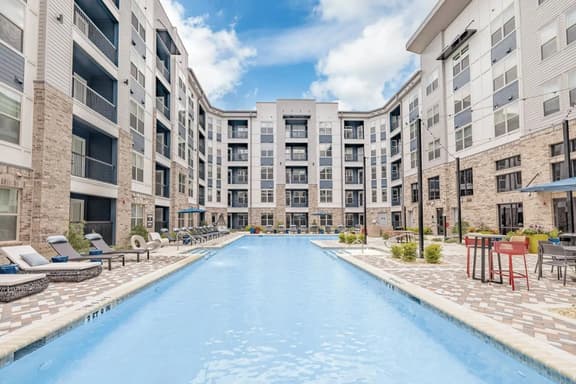 Grandview Apartment: Shops, Restaurants Nearby!