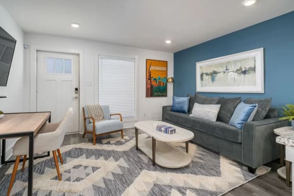 Highland Park Apt w/ Skyline Views + Parking - Image 1