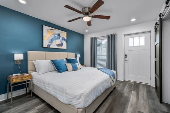 Highland Park Apt w/ Skyline Views + Parking