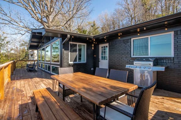 Luxurious Retreat w/ Stunning Views | Sleeps 16
