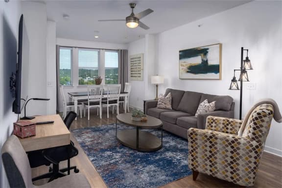 Pet-Friendly Getaway with Pool & Gym - Bild 1