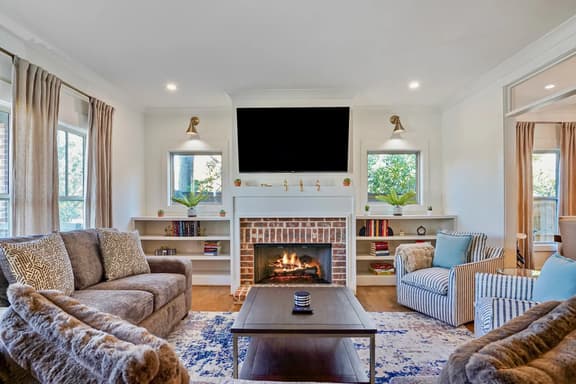 Stylish 4BR near Avondale Restaurants | Sleeps 10 - Bild 1