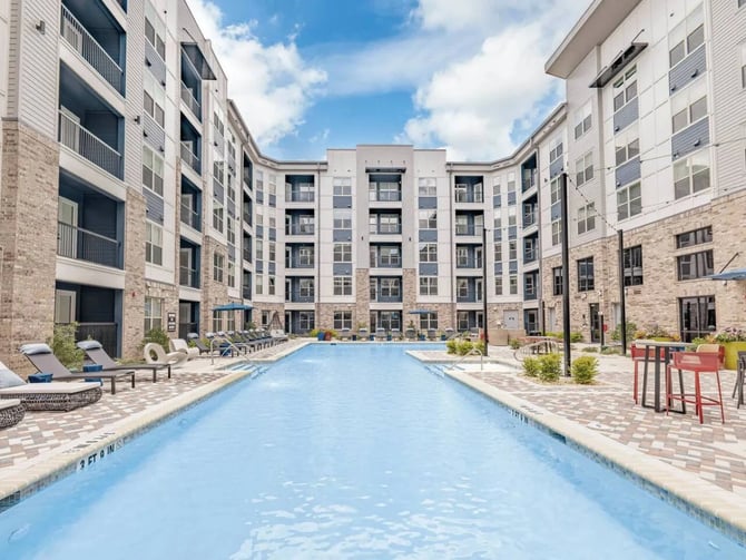 Pool and courtyard at the Grandview apartments in Birmingham